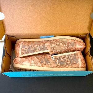 NWT Toms rose gold metallic floral lace alpargatas
